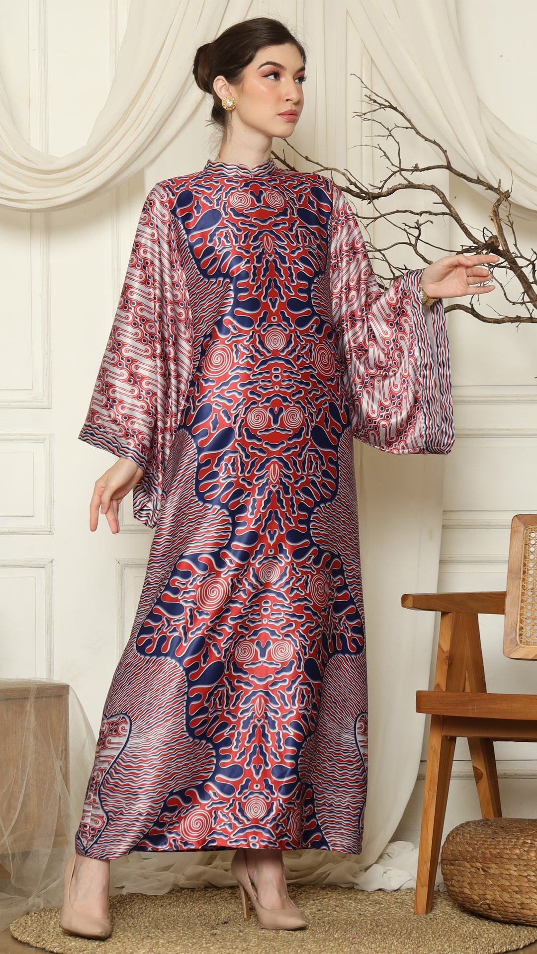 batik silk dress Buddhi Batiks | Embroidered batik silk dress modelled by @sandanipeiris of @themodelatelier and captured by @dhanush_de_costa @thefotocube. Hair & makeup